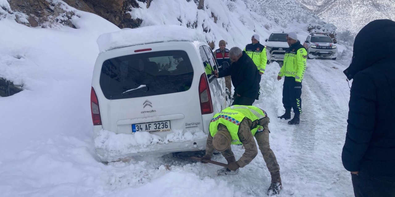 Bitlis'te Kara Saplanan Araçtakilerin Yardımına Ekipler Yetişti