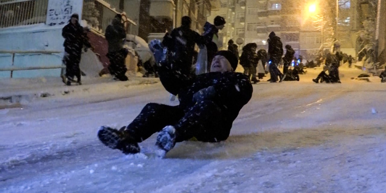 Samsun'da 'Kar' Keyfi; Tepsi Ve Poşetlerle Kaydılar