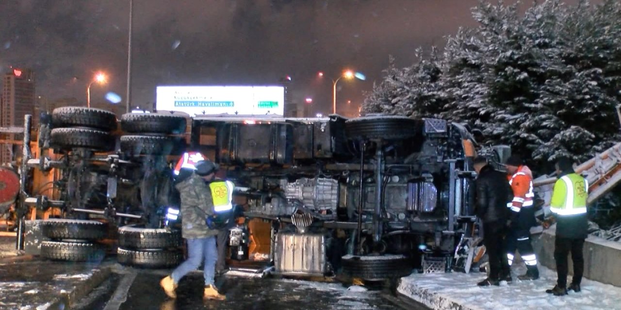 İstanbul- Beylikdüzü'nde, devrilen kar küreme aracının şoförü yaralandı