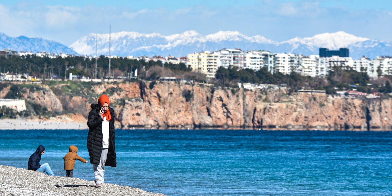 Güneşi Kaçırmayıp, Karlı Dağ Manzarasında Yürüdüler