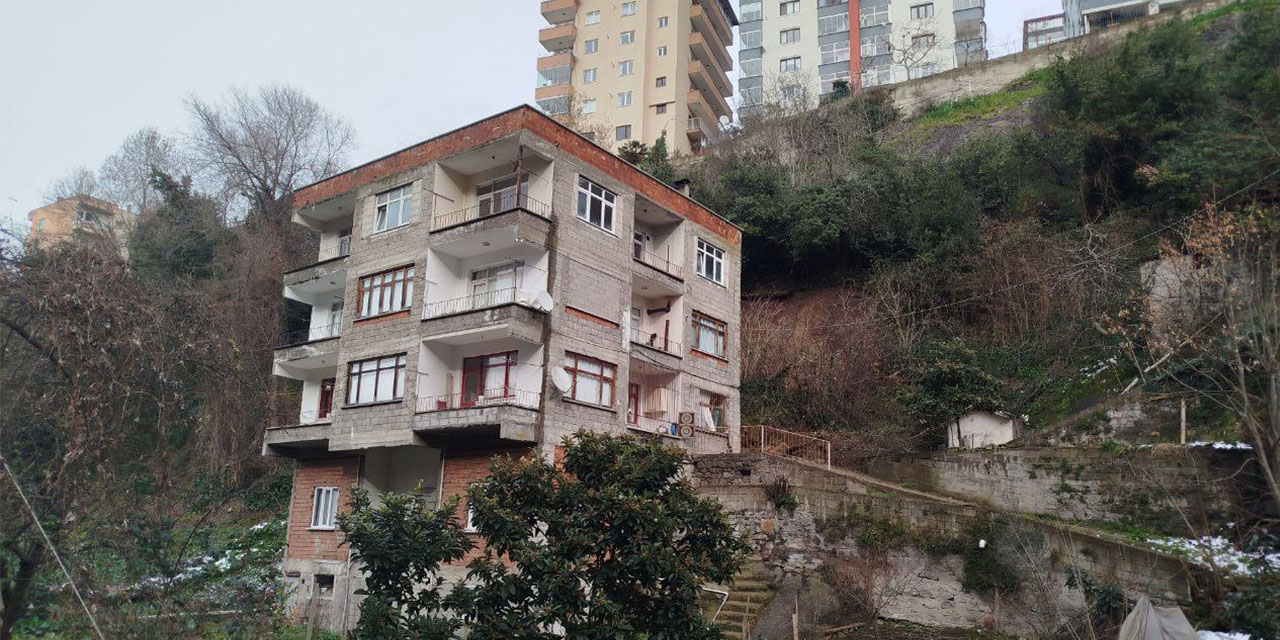 Trabzon'da heyelanın hasar verdiği 4 katlı bina boşaltıldı; toprak kayma anı ve yaşananlar kamerada