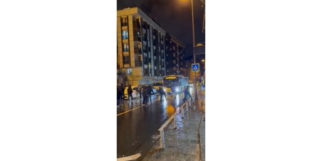 İstanbul - İstanbul'da otobüs, minibüs ve otomobillere kartopu atıp eğlendiler; o anlar kamerada