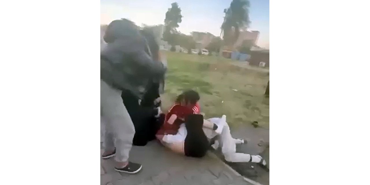 Kız öğrenciler, tekme- yumruk kavga etti