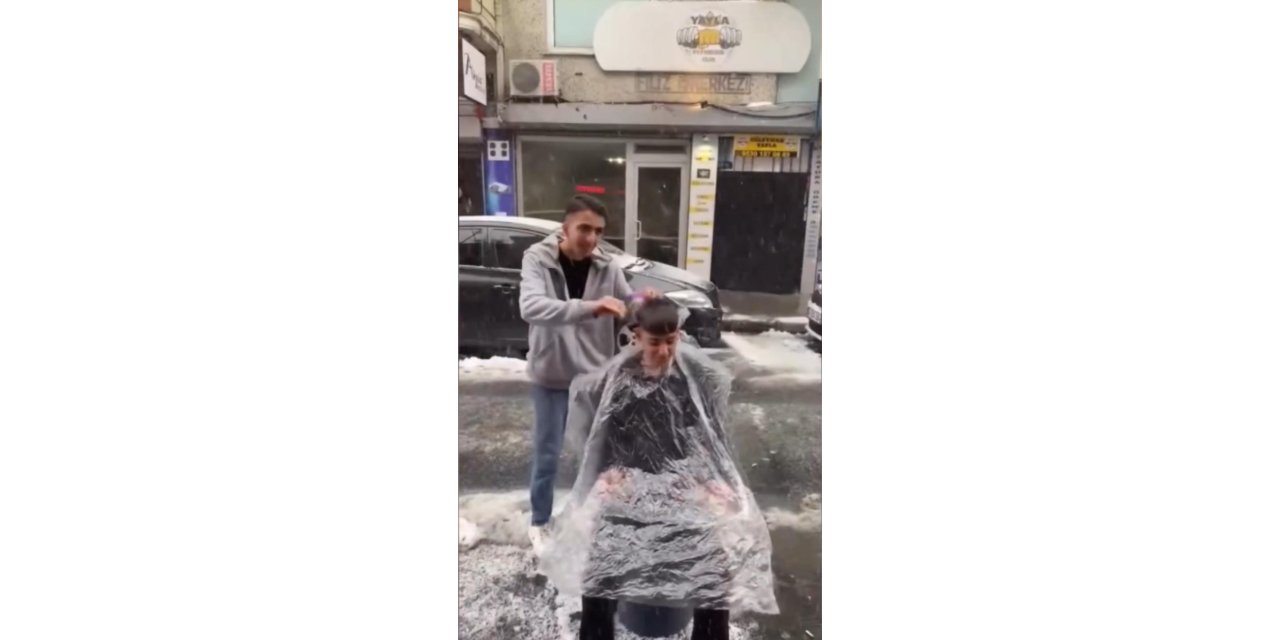 İstanbul-Kağıthane'de kuaför kar altında müşterisini tıraş etti