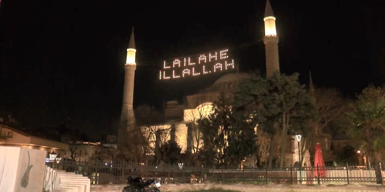 Ramazan ayının simgesi mahyalar camilere asıldı