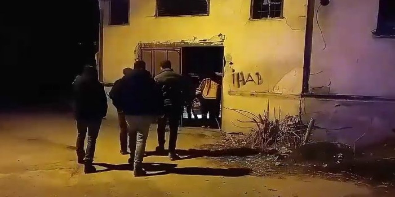 İddia üzerine girdikleri metruk evde erkek cesedi buldular