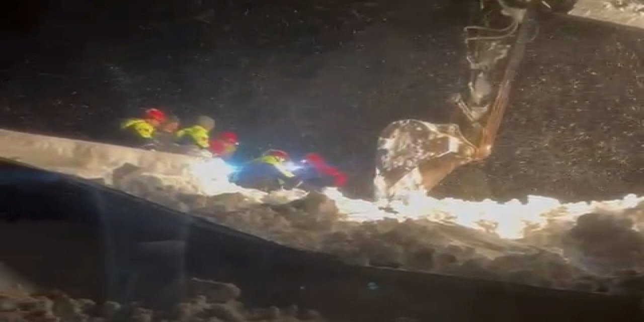 Ahırın çatısı çöktü; 50 küçükbaş öldü