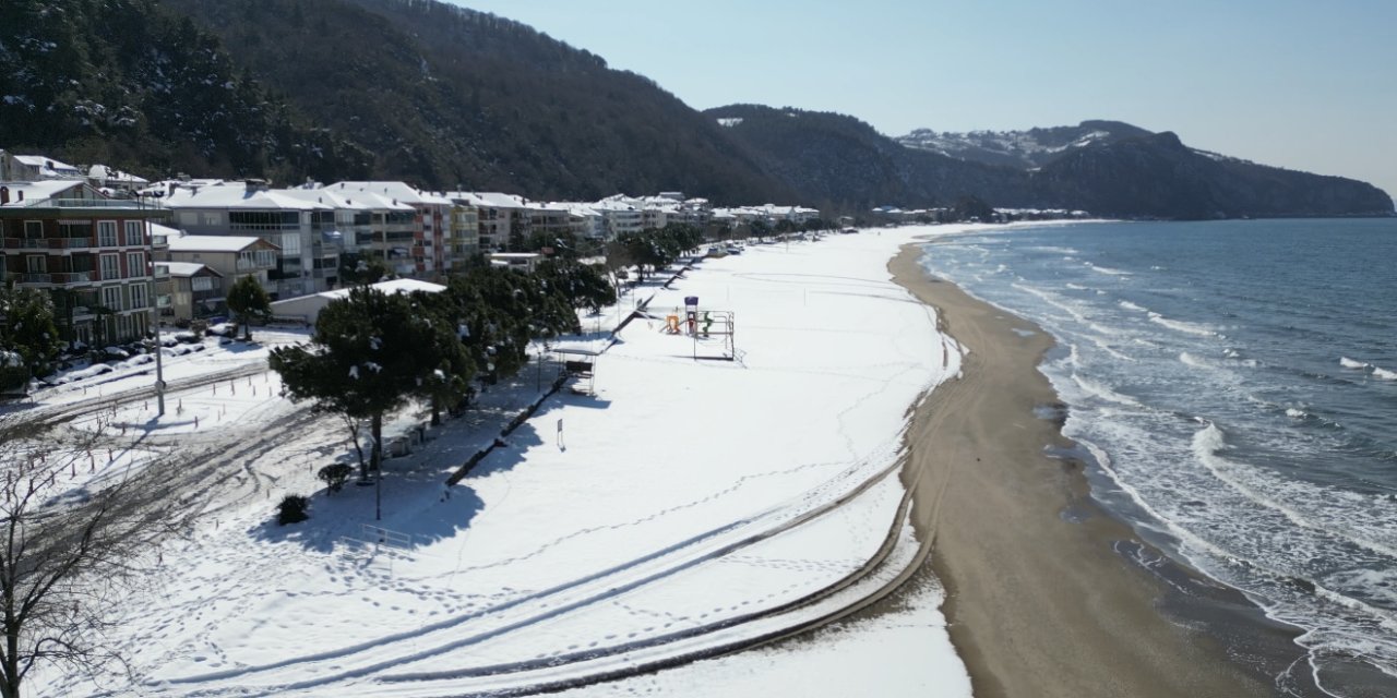 Mavi Bayraklı Plaj Beyaza Büründü