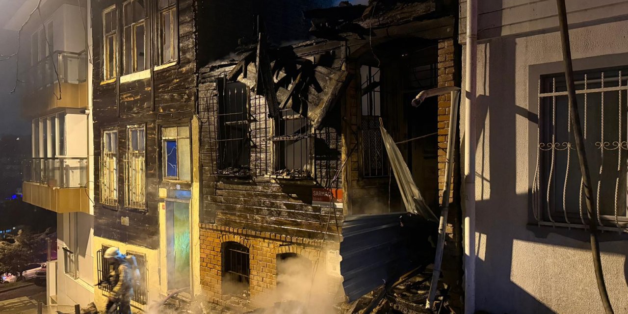 İstanbul-Beşiktaş'ta 3 katlı 2 ahşap bina alev alev yandı