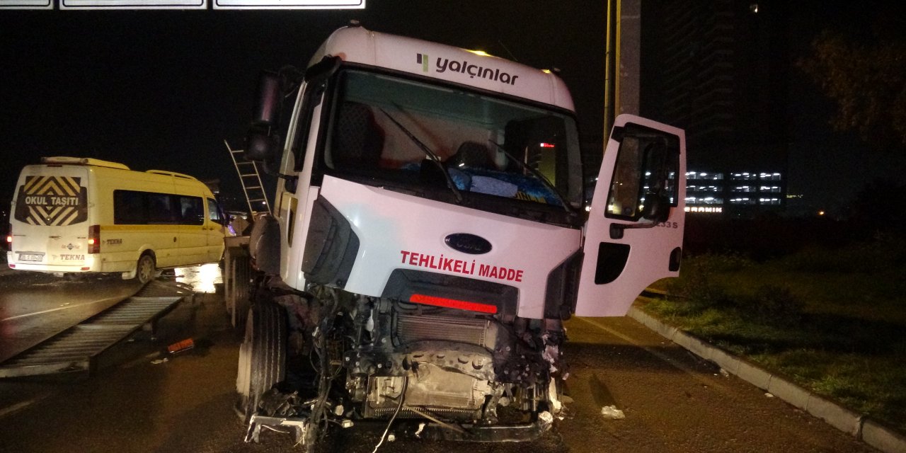Bariyeri aşıp karşı şeride geçen tanker, taksiye çarptı
