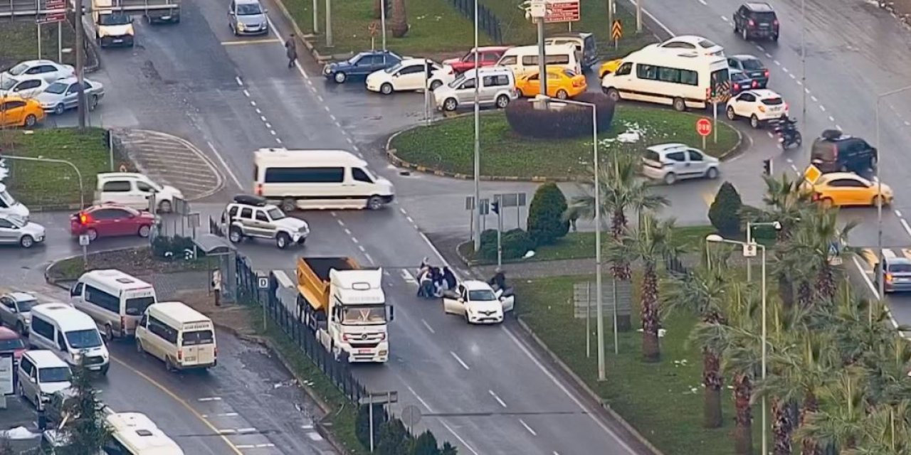 Yaya geçidinde otomobilin çarptığı kadın yaralandı; kaza kamerada