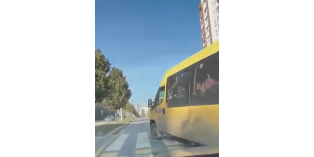 Başakşehir'de Cipin Önünü Kesen Minibüs Sürücüsü, Aracın Camına Tükürdü