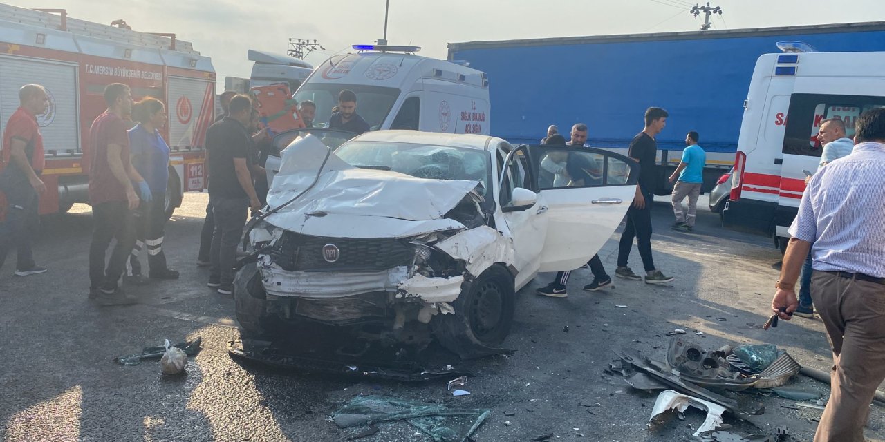 Mersin'de İşçi Servisi İle Otomobil Çarpıştı: 14 Yaralı