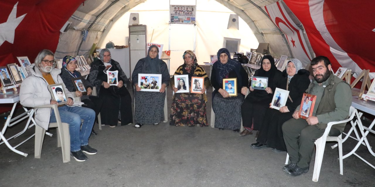 Diyarbakır -evlat Nöbetindeki Anne: Terörsüz Bir Türkiye İstiyoruz, Evlatlarımızı Versinler /video Eklendi