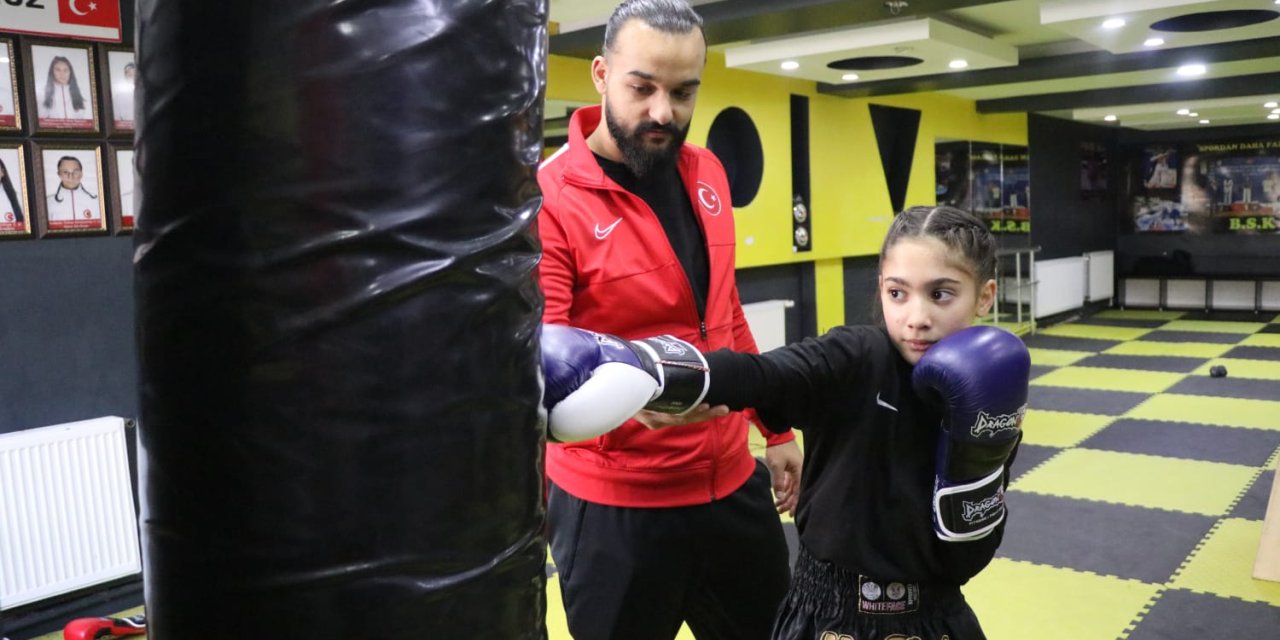 Babasının zoruyla başladığı muaythaide şampiyon oldu