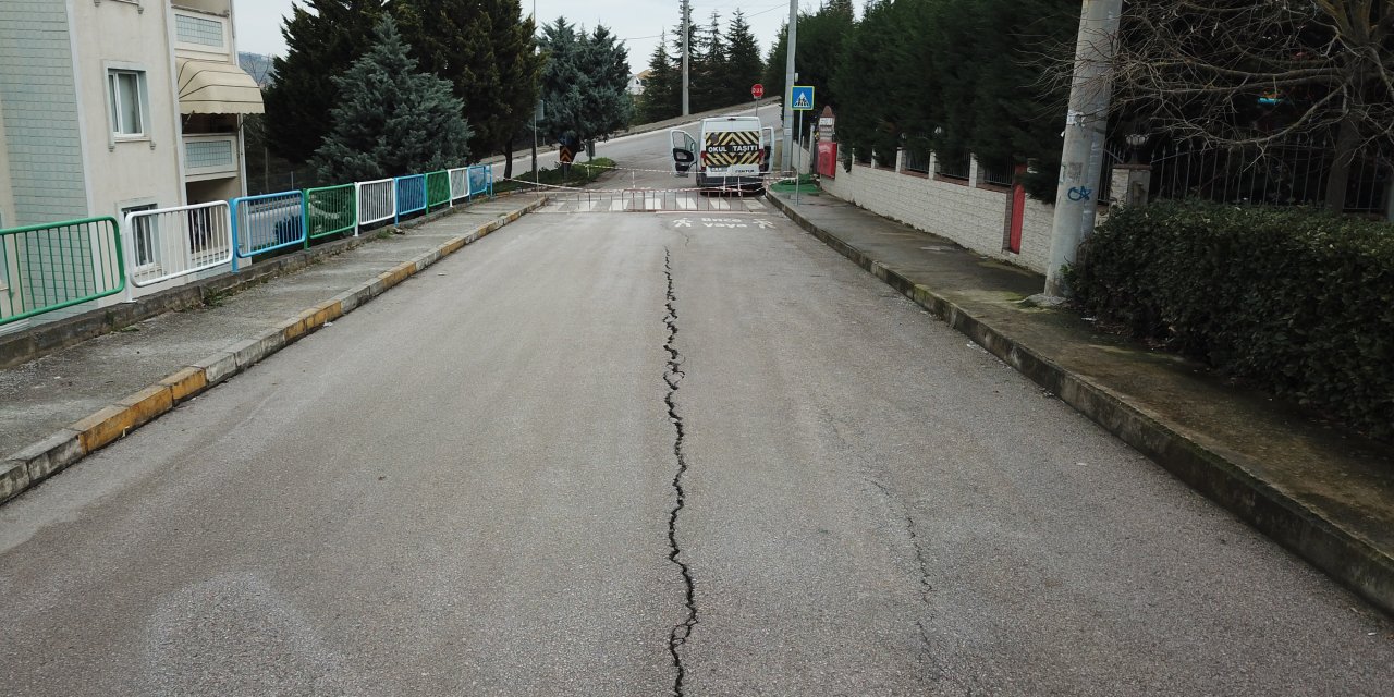 Kar Yağışından Sonra Yarık Büyüdü, İstinat Duvarında Dökülme Oldu; Yolu Trafiğe Kapattılar