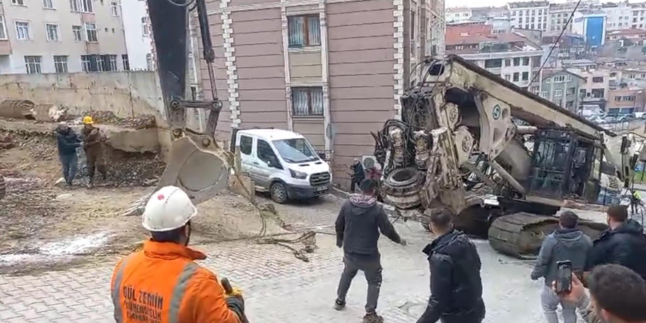 İstanbul - Kağıthane’de fore kazık makinesini çeken halat koptu: 1'i öğrenci 2 kişi yaralandığı kaza kamerada