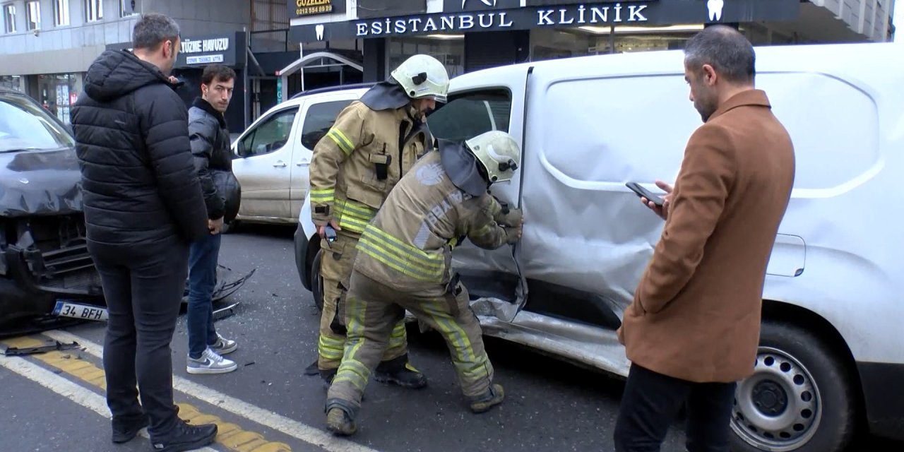 İstanbul- Bahçelievler'de kazada araçta mahsur kalan kişiyi itfaiye kurtardı