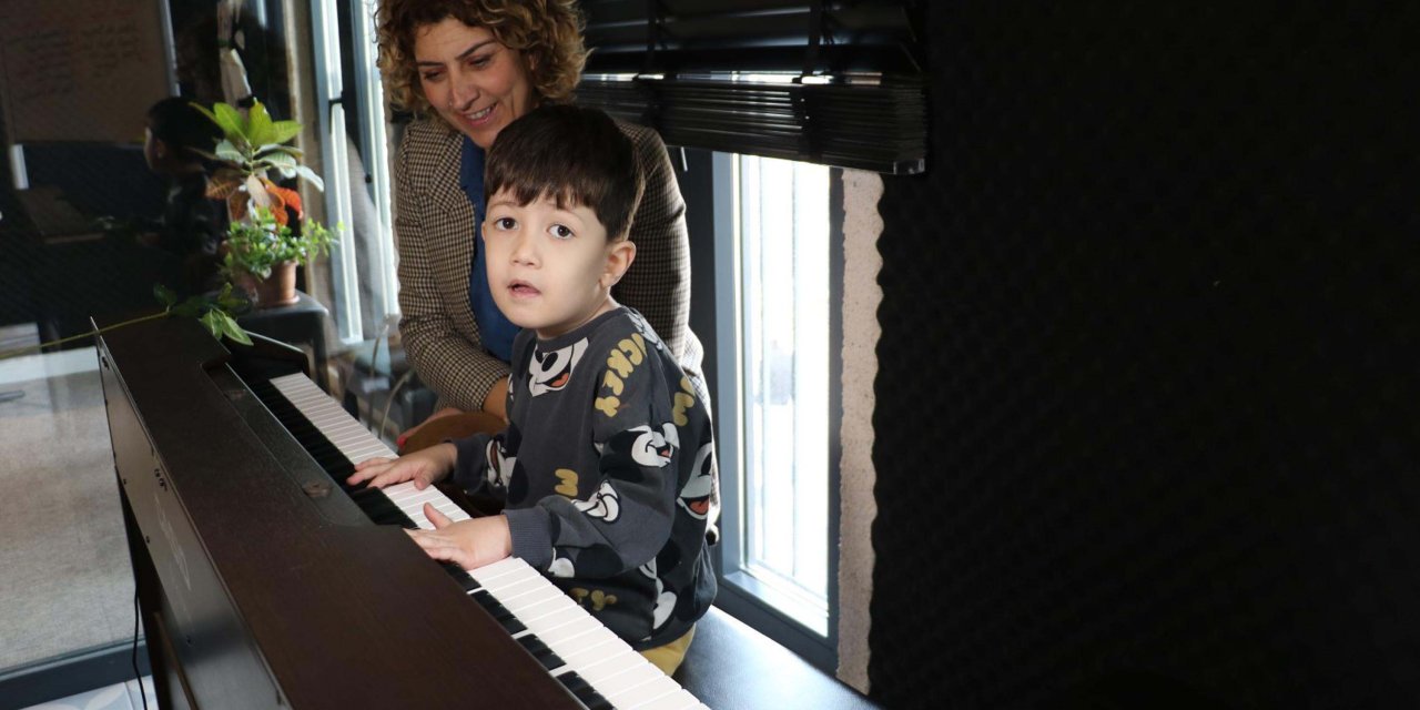 4,5 Yaşındaki Otizmli Lider'in Piyano Yeteneği
