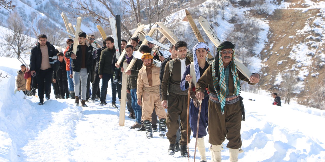 Sıfır Noktasında Tahta Kayakla Kar Keyfi