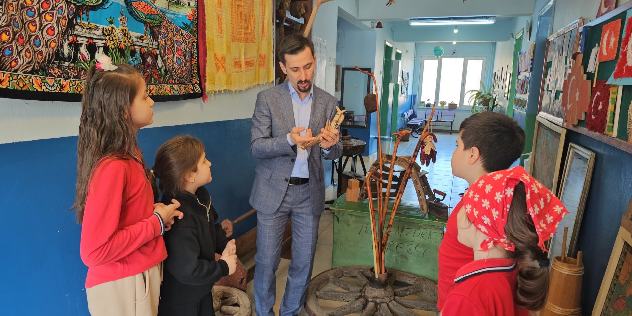 Lise Ödevi Para Koleksiyonuyla Başlayıp Tek Öğretmeni Olduğu Köy Okulunda Müze Kurdu