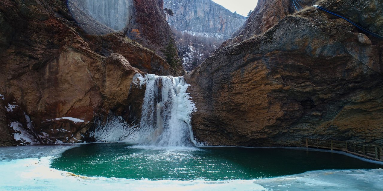 Konya'da Çetmi Şelalesi Buz Tuttu