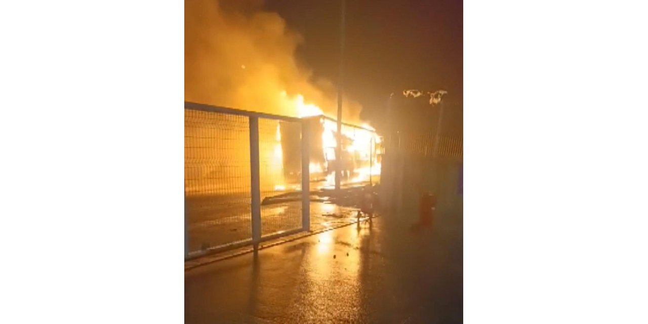 Arnavutköy'de sanayi sitesinde karton koli yüklü TIR alev alev yandı