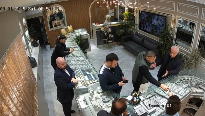 İstanbul- Bayrampaşa'da kuyumcuya sahte altın satmaya çalıştı; çalışanlarla şüpheli arasındaki arbede kamerada