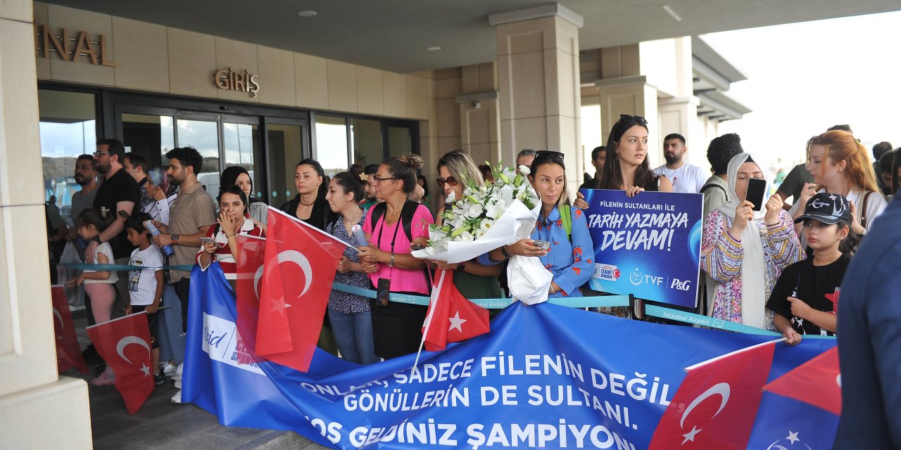 Şampiyon A Milli Kadın Voleybol Takımı'na Coşkulu Karşılama