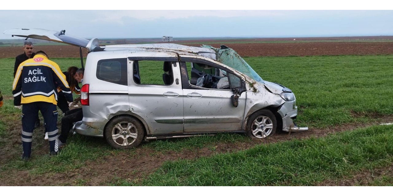 Takla atan hafif ticari araçtaki 4 kişi yaralandı