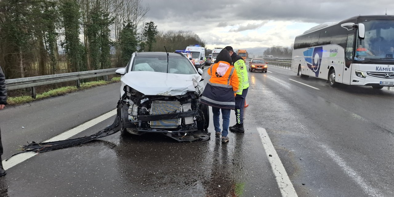 Otoyolda cip ile otomobil çarpıştı; 2 yaralı