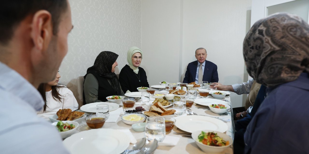 Cumhurbaşkanı Erdoğan İle Eşi Emine Erdoğan, Vatandaşın Evinde İftar Yaptı