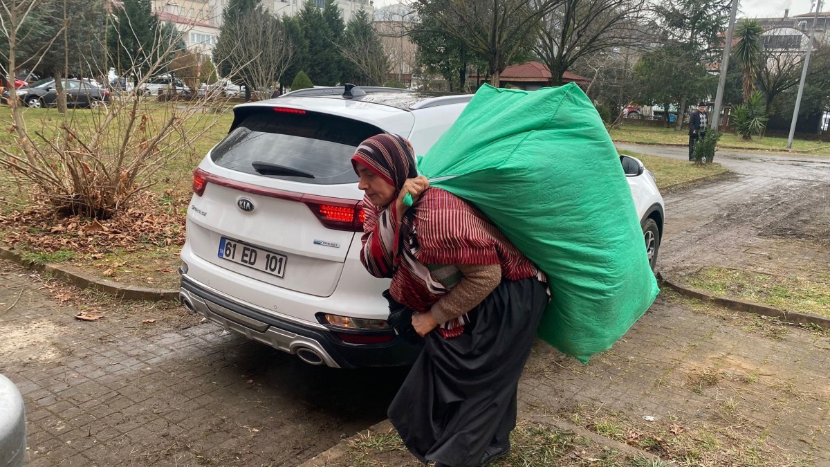 Karadeniz Kadını Bu Kez Yardım Çuvallarını Yüklendi