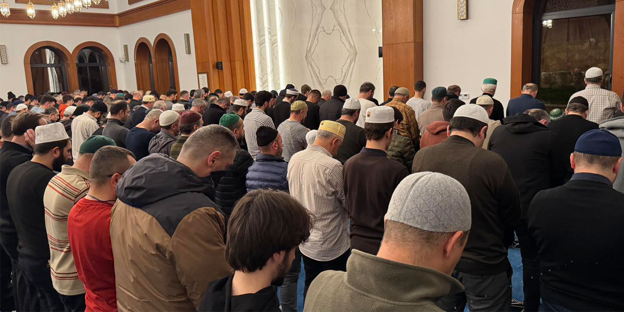 Rize’de Enderun Usulü Teravih Namazı yoğun katılımla eda edildi