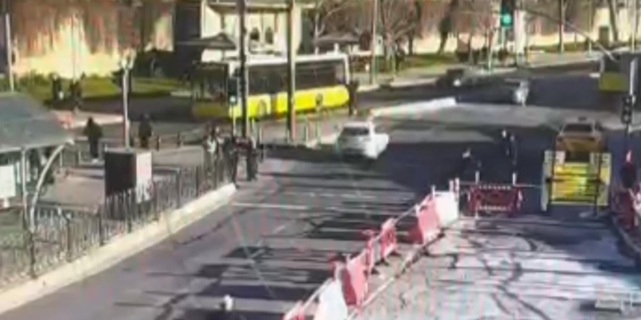 Kabataş’ta Otomobilin Çarptığı Adam Takla Atıp Ağır Yaralandı; O Anlar Kamerada