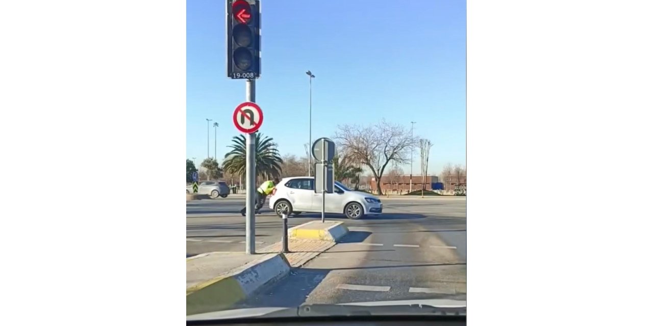 İstanbul - Maltepe'de trafik polisi arızalanan aracı yol kenarına itti