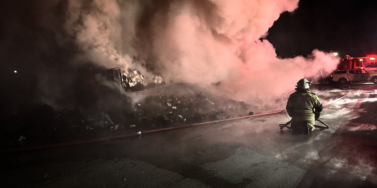 Kütahya'da lastiği patlayan TIR'ın dorsesi alev alev yandı; o anlar kamerada