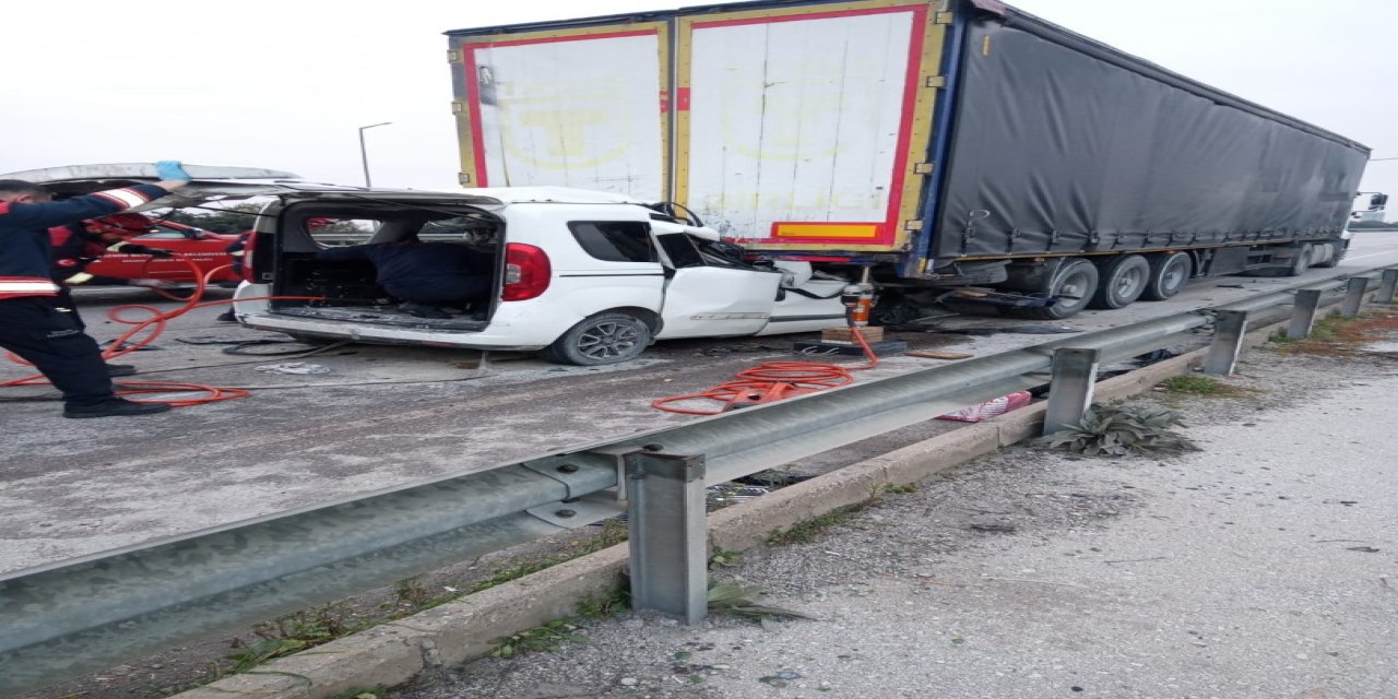 Emniyet şeridindeki TIR'a çarpan hafif aracın sürücüsü öldü