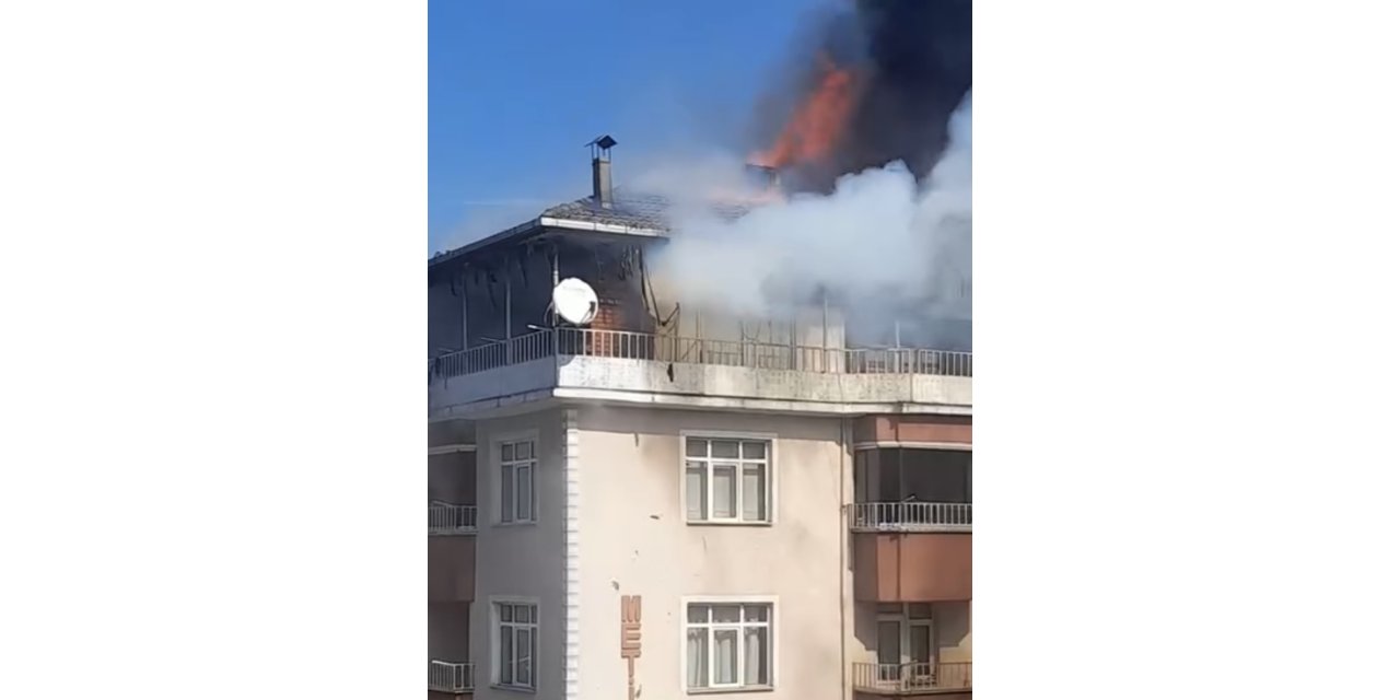 Bartın'da 5 katlı binanın çatısı yandı