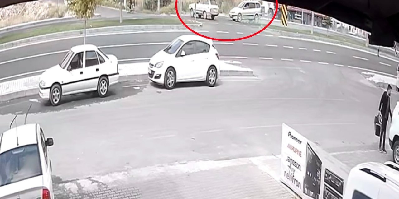 Kavşakta Otomobiller Çarpıştı Kadın Yolcu Camdan Fırladı; O Anlar Kamerada