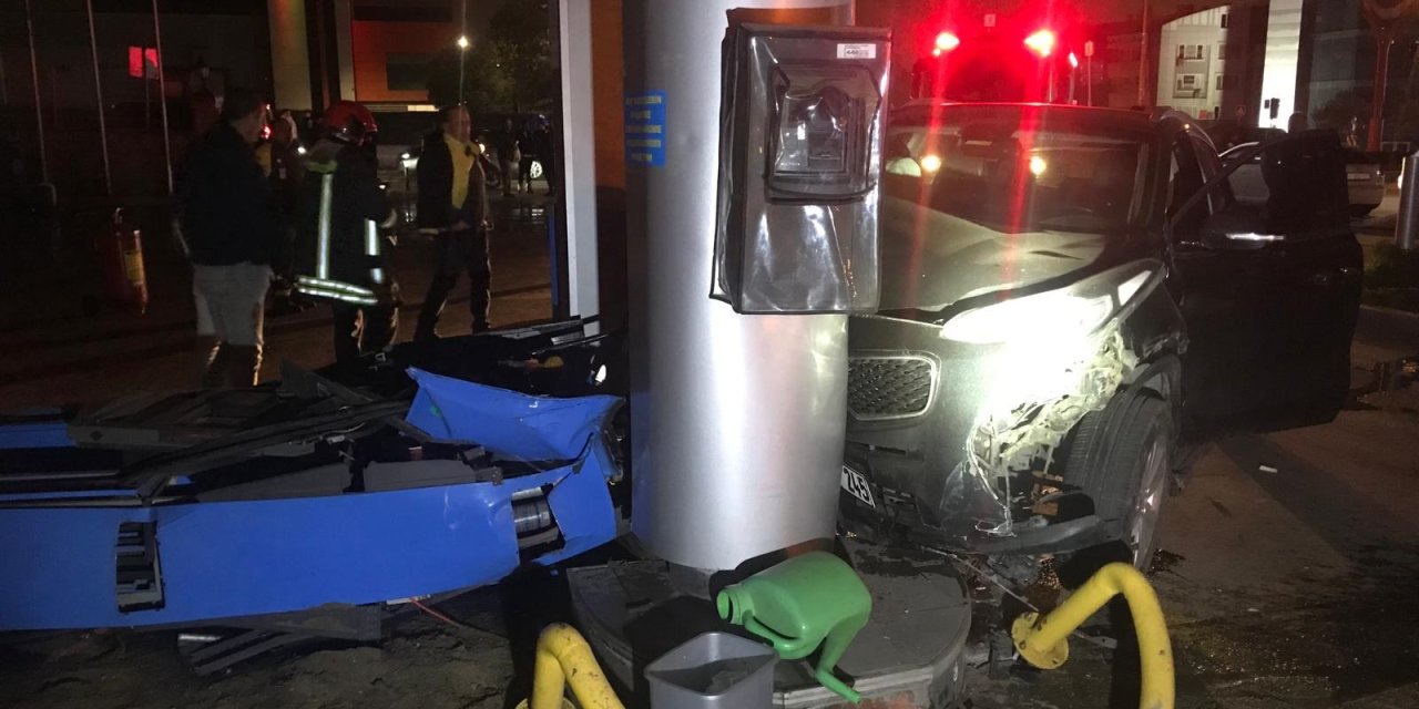 Kazada savrulan otomobil akaryakıt istasyonundaki pompayı devirdi: 1 yaralı