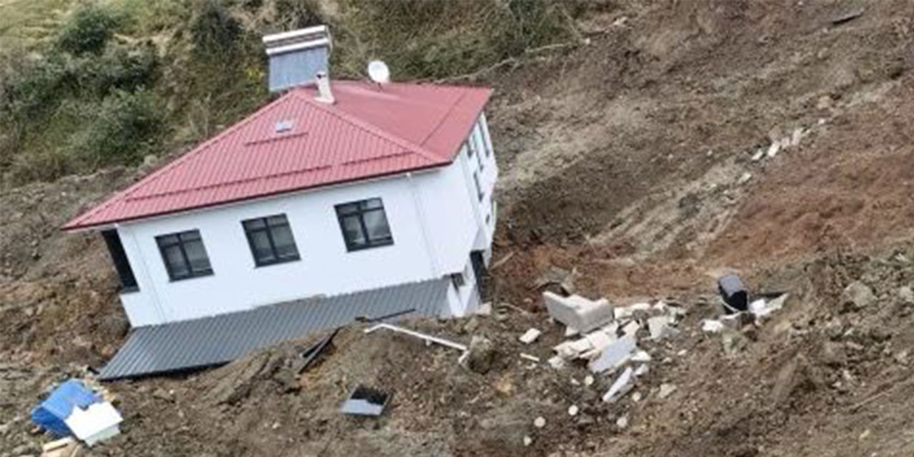 Artvin’de heyelan; 2 katlı ev 50 metre sürüklendi