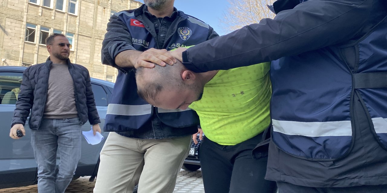 Eski eşinin dedesini, boğazını bıçakla keserek öldürdü