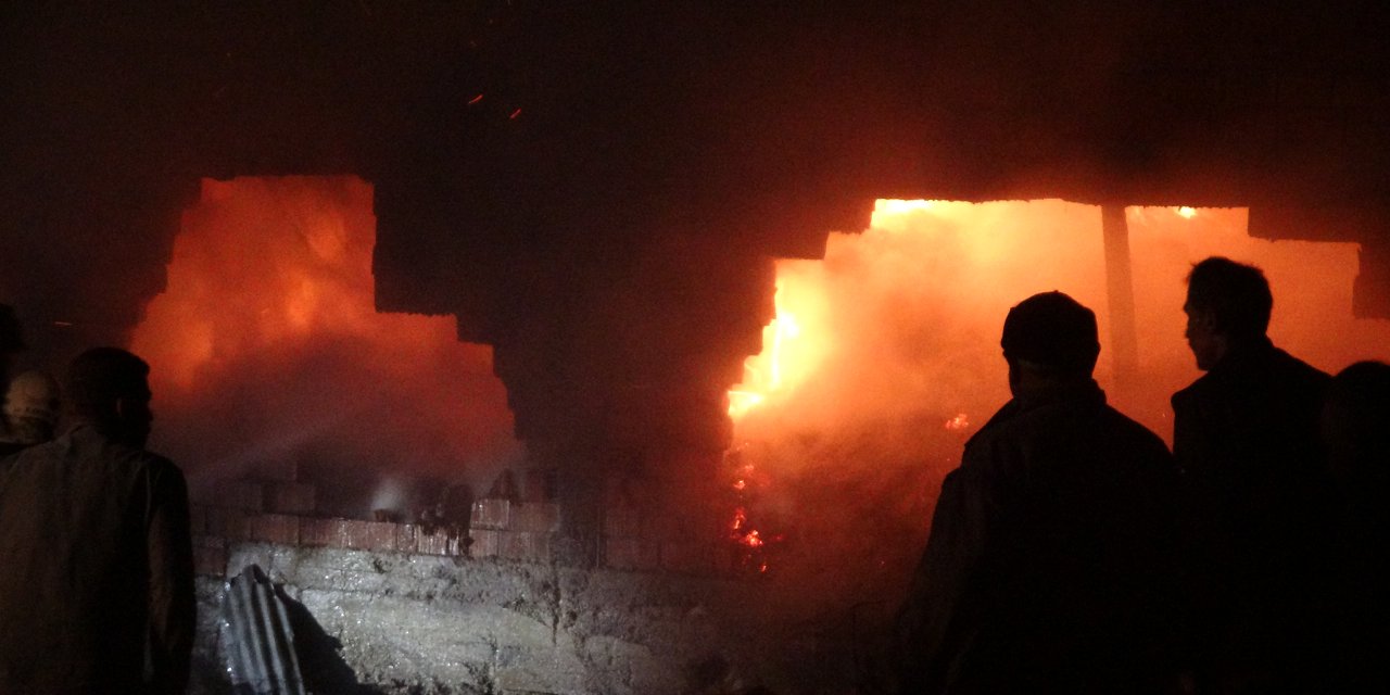 Ahır ve samanlık alev alev yandı