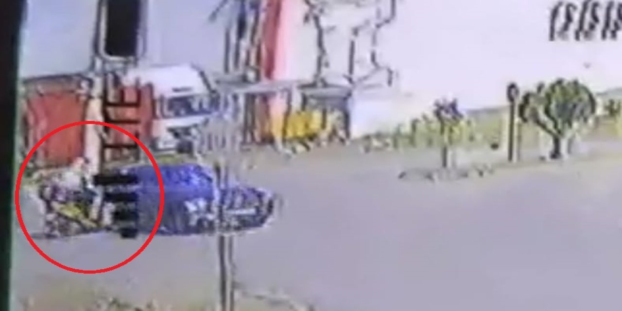 Otomobille Çarpışan Motosikletin Sürücüsü Yaralandı; Kaza Anı Kamerada