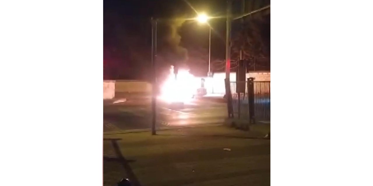 İstanbul - Fatih'te seyir halindeki otomobil alev alev yandı
