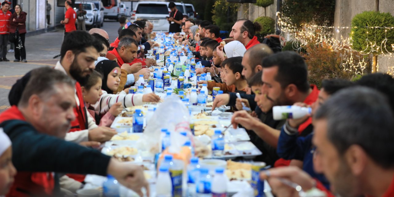 İstanbul-Kızılay'dan İdlib'de engelli kamplarında kalanlara yardım, yetimhanedeki çocuklara iftar