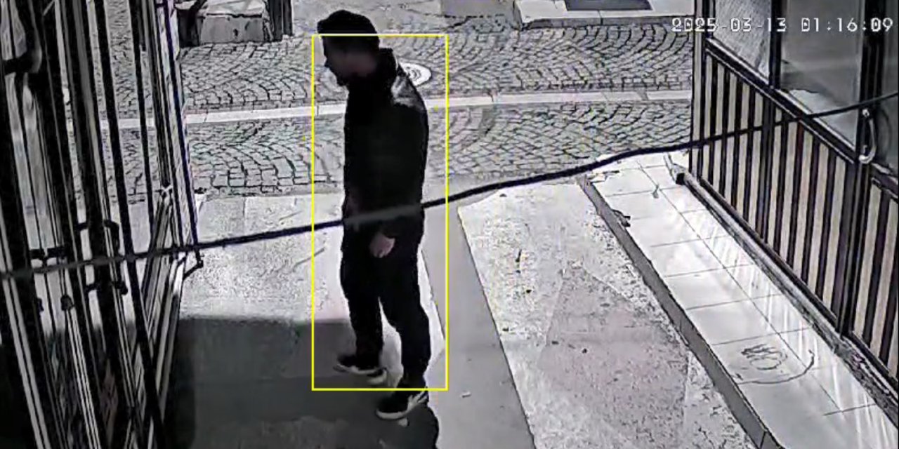 İş yerinin camını beton kalıpla kırıp, tablet ve cep telefonları çaldı; o anlar kamerada