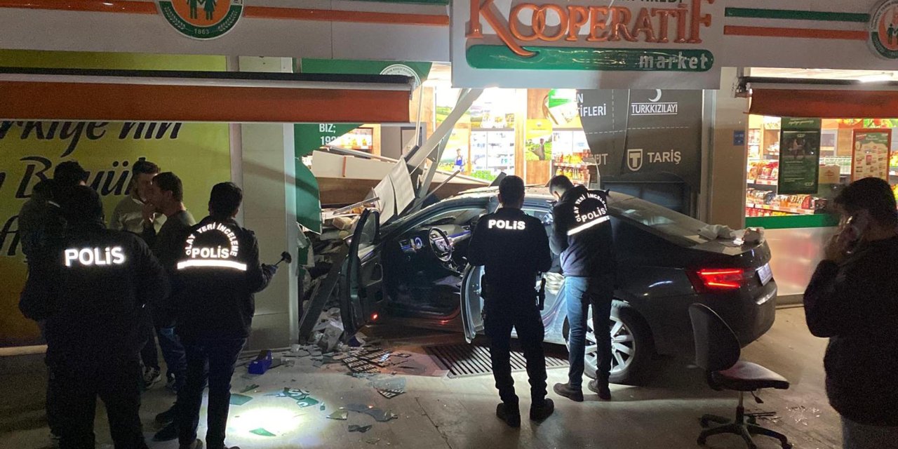 Alkollü sürücünün otomobille yayalara çarpıp, markete girdiği kaza kamerada: 3 yaralı