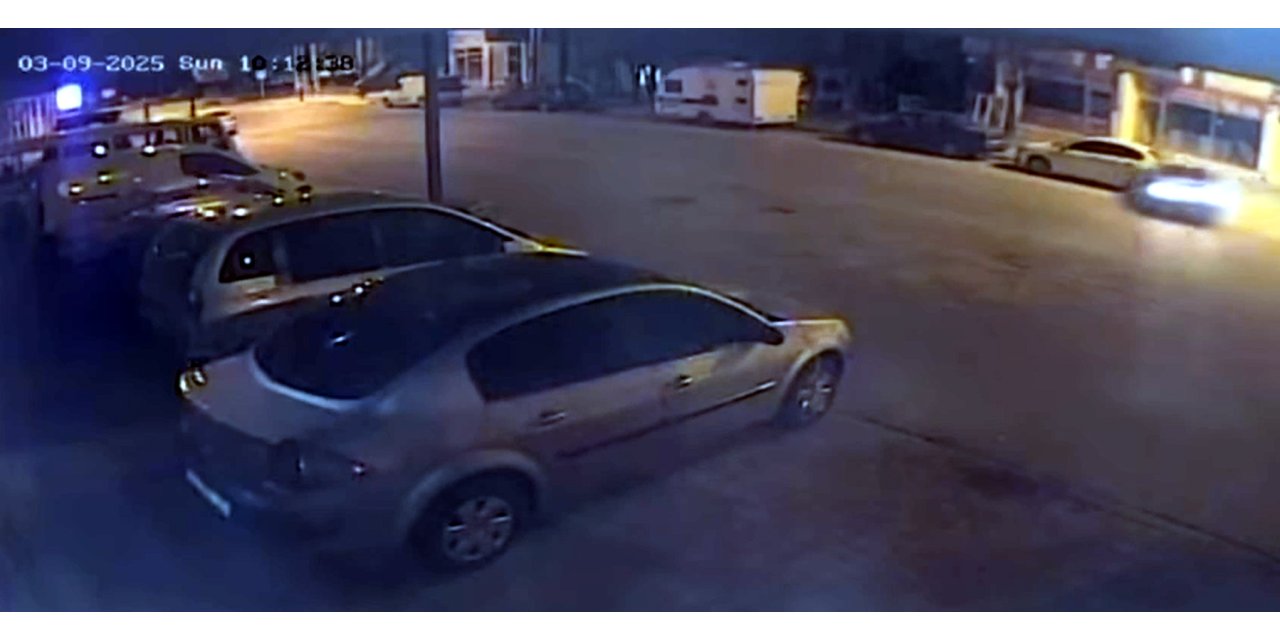 Otomobilin park halindeki 3 araca çarptığı kaza kamerada: 2 yaralı